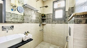 Douche, sèche-cheveux, serviettes fournies, savon