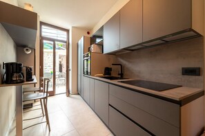 Kühlschrank, Mikrowelle, Ofen, Geschirrspüler