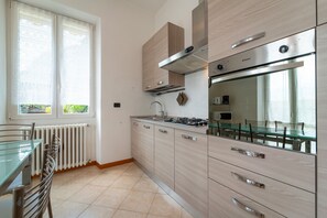 Kylskåp, mikrovågsugn, ugn och diskmaskin