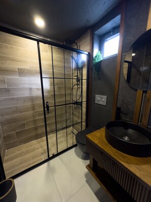 Vila Mewah, 1 kamar tidur, pemandangan laut, tepi tebing | Kamar mandi | Bathtub dengan aliran air dan pancuran hujan