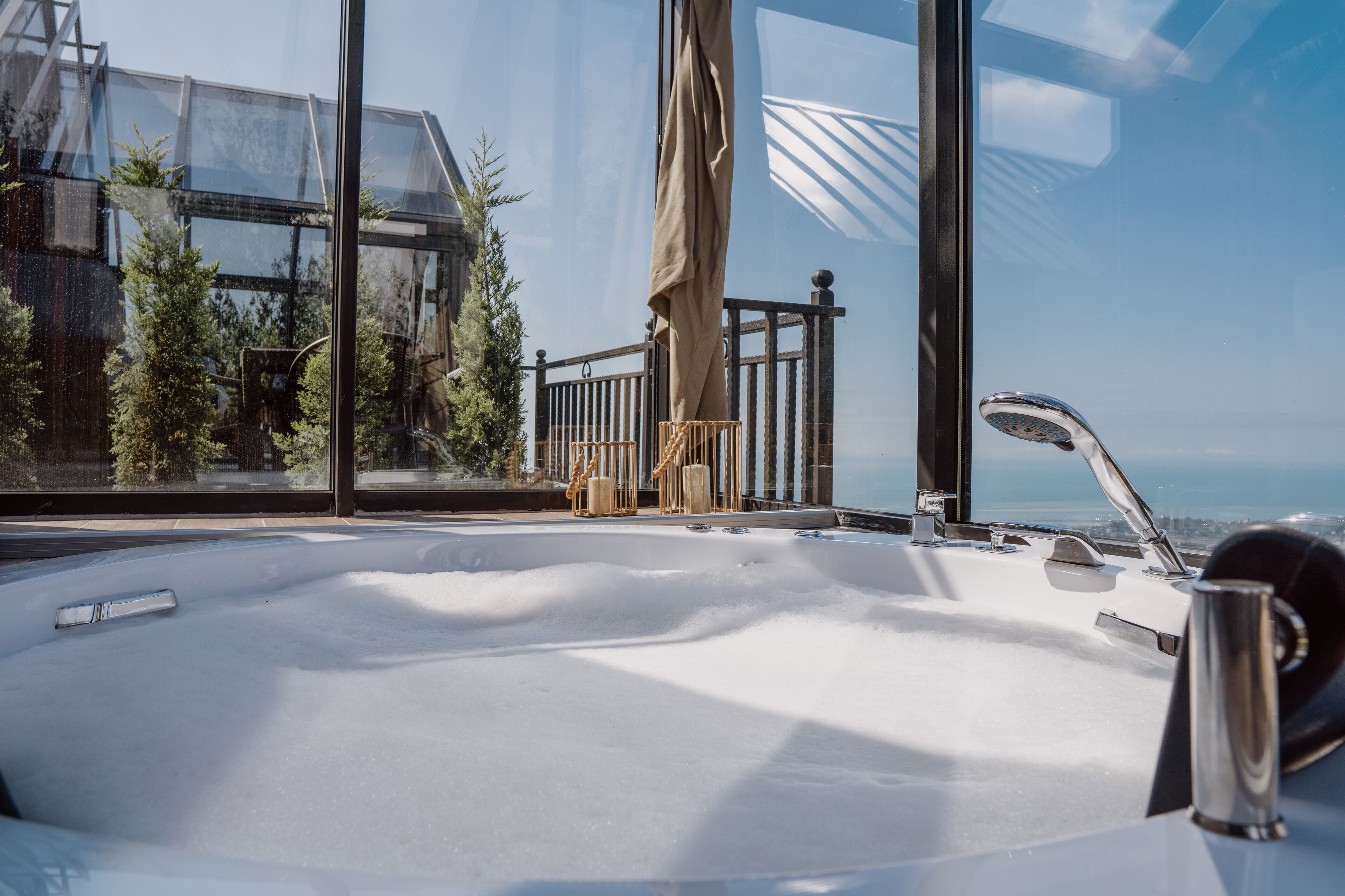 Et moderne spaområde med jacuzzi, store vinduer og udsigt over byen.