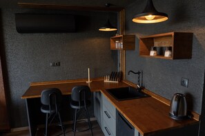 Vila Mewah, 1 kamar tidur, pemandangan laut, tepi tebing | Dapur pribadi | Lemari es kecil, ketel listrik, peralatan masak/sendok-piring, dan tisu