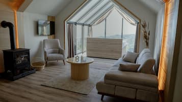 Bungalow de luna de miel, 1 habitación, vista al río, junto a la pista de ski | 1 habitación, ropa de cama de alta calidad, minibar y escritorio