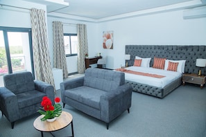 Senior Suite | Egyptian cotton sheets, premium bedding, down comforters - Hôtel Résidence Khadija (Thies)