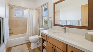 Un baño moderno con bañera, inodoro y lavabo.