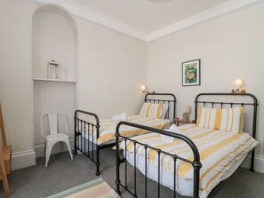 2 bedrooms, individually decorated, individually furnished, free WiFi - The Westgate (Bridport)