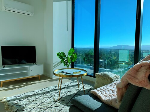 Skygarden Luxury 2-bed, 2-bath Apartment With Free Parking in Central Location