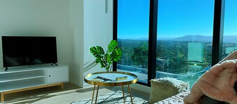 Skygarden Luxury 2-bed, 2-bath Apartment With Free Parking in Central Location