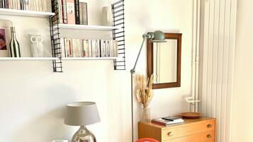 Smart-tv, boeken, een stereo en een computerscherm