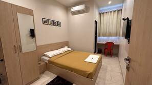 Deluxe Room | Soundproofing - Hotel Unnati (Chhatrapati Sambhajinagar)
