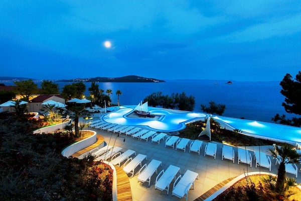 Una piscina al aire libre de temporada