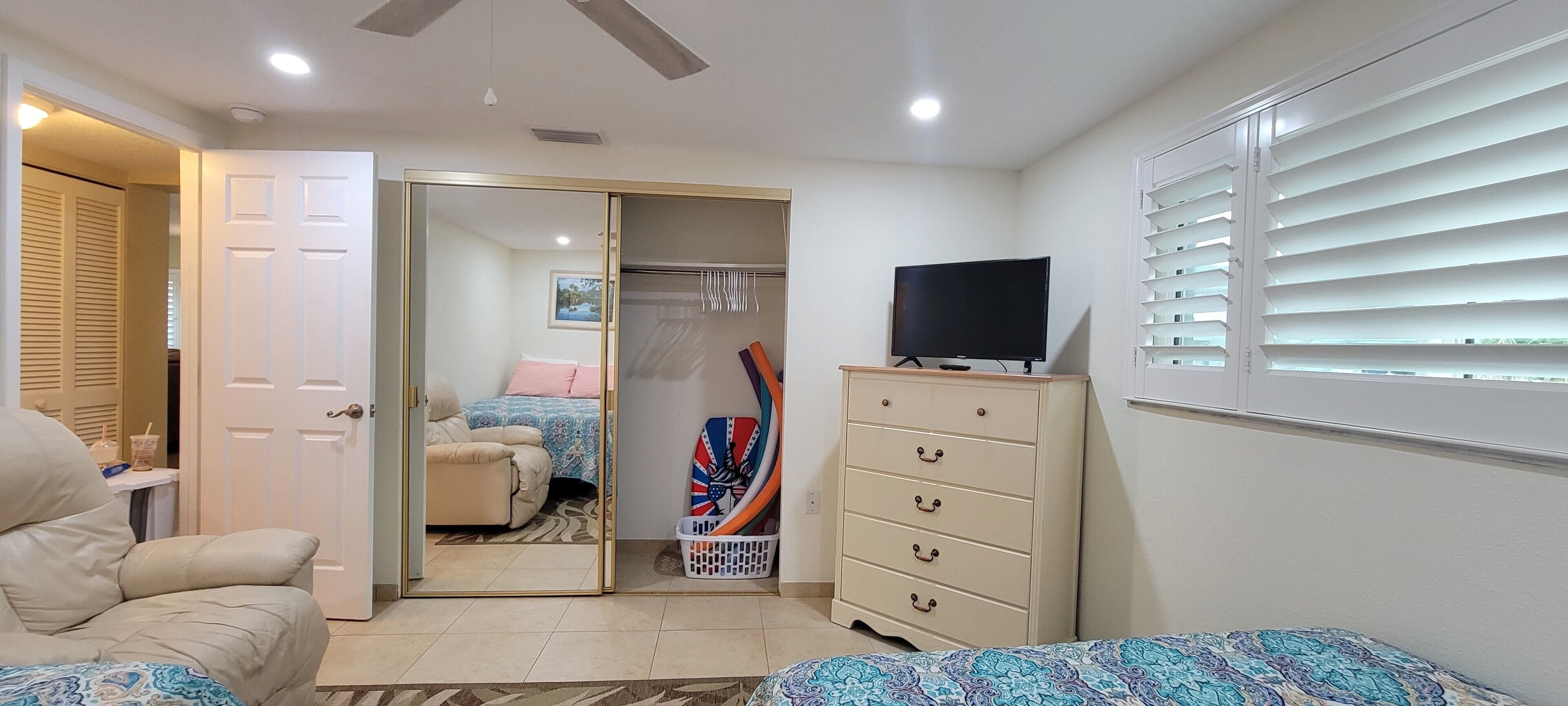 2 slaapkamers, een strijkplank/strijkijzer, reisbedje, gratis wifi