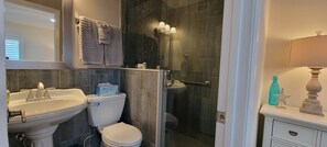 Douche, sèche-cheveux, serviettes fournies, savon