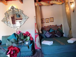 家庭四人房 | 隔音、免费 WiFi、床单