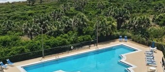 Oceanfront 2/2 Condo; Short walk to Pool & Beach! .