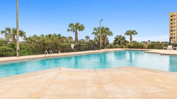 حمّام سباحة خارجي، حمّام سباحة مُدفَّأ