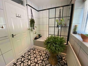 Ferienhaus | Badezimmer | Duschwanne, Komfortbadewanne, Haartrockner, Handtücher