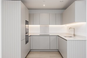 Kühlschrank, Mikrowelle, Ofen, Wasserkocher mit Kaffee-/Teezubehör