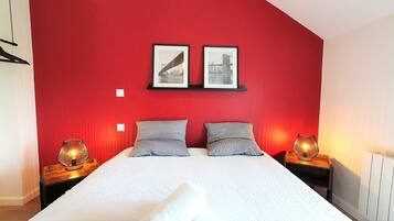 2 bedrooms, travel cot, free WiFi, bed sheets