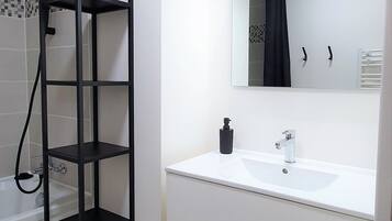 Haartrockner, Handtücher, Toilettenpapier