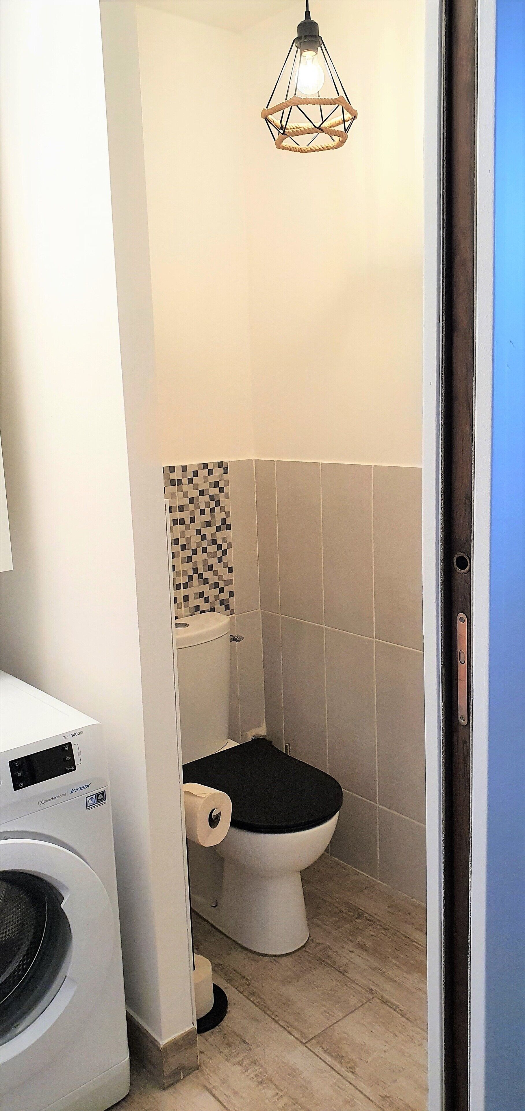 Haartrockner, Handtücher, Toilettenpapier