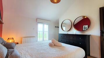 2 室のベッドルーム、旅行用ベビーベッド、WiFi (無料)、ベッドシーツ