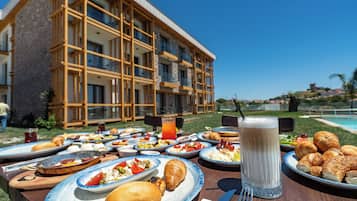 Daily buffet breakfast (TRY 350 per person)