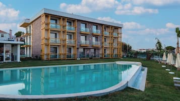 Außenpool (je nach Saison geöffnet), Sonnenschirme, Liegestühle