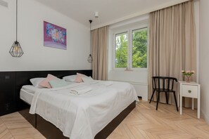 1 bedroom, bed sheets