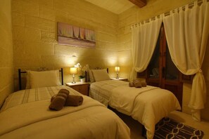 3 chambres, fer et planche à repasser, Wi-Fi, draps fournis