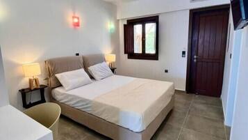 In-room safe, individually furnished, desk, iron/ironing board