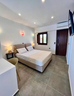 In-room safe, individually furnished, desk, iron/ironing board - Michaliou Kipos Luxury Villas (Karpathos)