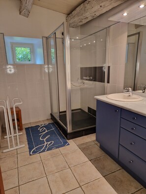 Een douche, een haardroger, zeep, toiletpapier
