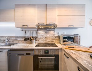 Fridge, microwave, oven, stovetop - Le Duplex du Lac D'orient #1 - Proche du lac (Mesnil-Saint-Père)