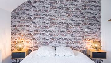 2 bedrooms, travel crib, free WiFi, bed sheets