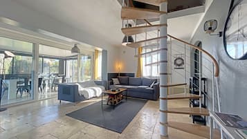 Smart-tv, een videogameconsole, tafelvoetbal en een tafeltennistafel