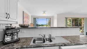 Fridge, microwave, oven, stovetop - Ted's at Broulee - walk to the beach (Broulee)