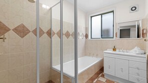 Bathtub, towels - Ted's at Broulee - walk to the beach (Broulee)