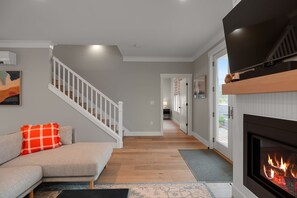 Smart-TV, Kamin, Videospiele, Bücher