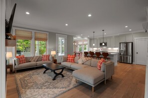 Smart-TV, Kamin, Videospiele, Bücher