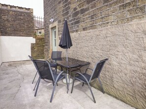 Cottage | Outdoor dining - Erin Cottage (Keighley)