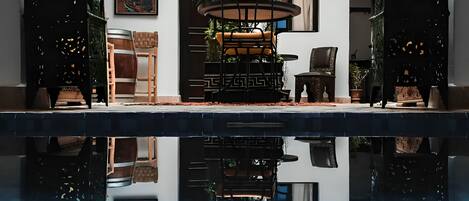 สระว่ายน้ำกลางแจ้ง, เก้าอี้อาบแดดริมสระ