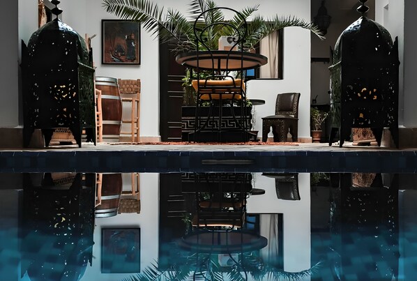 Ulkouima-allas, aurinkotuoleja