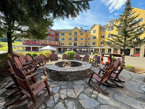 Okemo's Jackson Gore-1 Bedroom Condo /Direct Ski Access. Walk to Pool & hot tubs