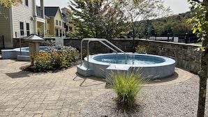 Ein Whirlpool mit Steinwand und Schild, das eine Wassertiefe von 2,9 Zoll angibt.