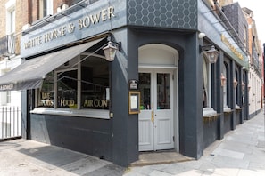 Exterior detail - 3 Bedroom Flat With Patio in Central London (London)