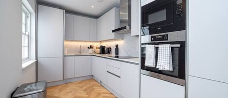 Frigorífico, microondas, horno y placa de cocina