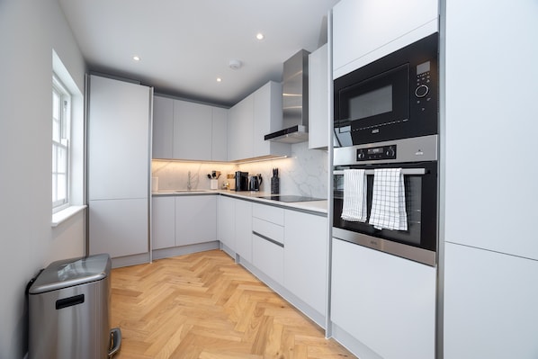 Fridge, microwave, oven, stovetop - 3 Bedroom Flat With Patio in Central London (London)