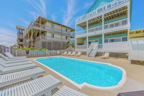 Una piscina al aire libre, una piscina climatizada