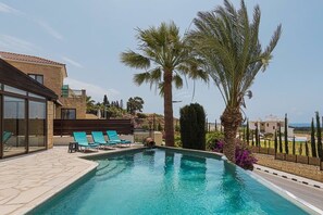 حمّام سباحة خارجي، حمّام سباحة مُدفَّأ